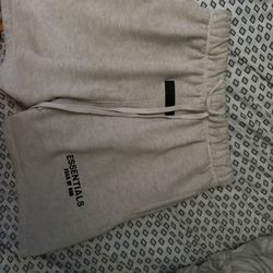 FEAR OF GOD ESSIANTIAL SHORTS SIZE SMALL