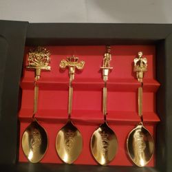 Exquisite Spoon Collection from Buckingham Palace. finished with 22 corad gold made in England.