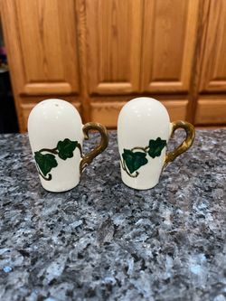 Vintage Ceramic Metlox Pottery Pair of Salt and Pepper Shakers. Size approximately 3 inches tall. Preowned. Has been on display in a cabinet with
