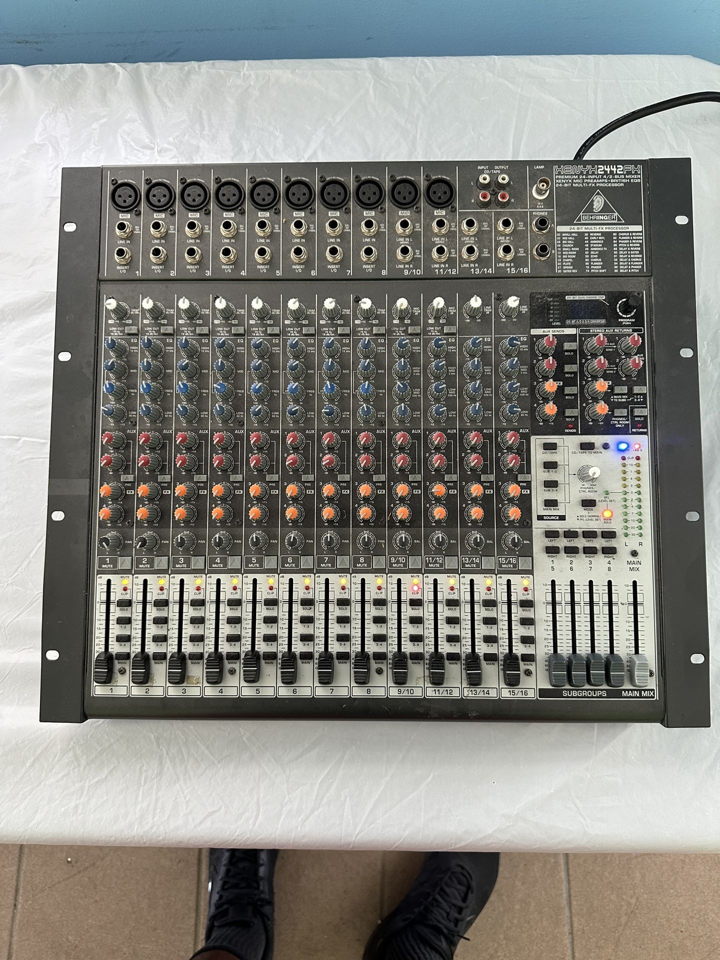 Behringer XENYX 2442FX Premium 24-Input 4/2-Bus Mixer BSK