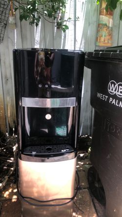 Water dispenser bottom load