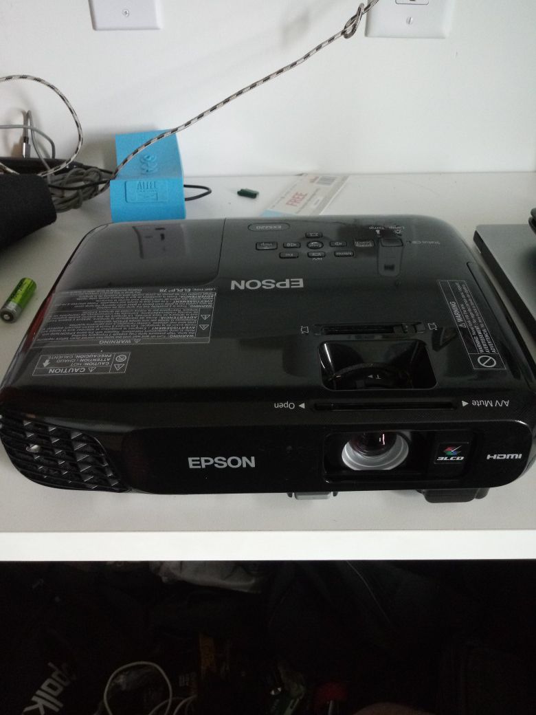 Epson ex5220 3 lcd projector and portable 80 in screen in travel case