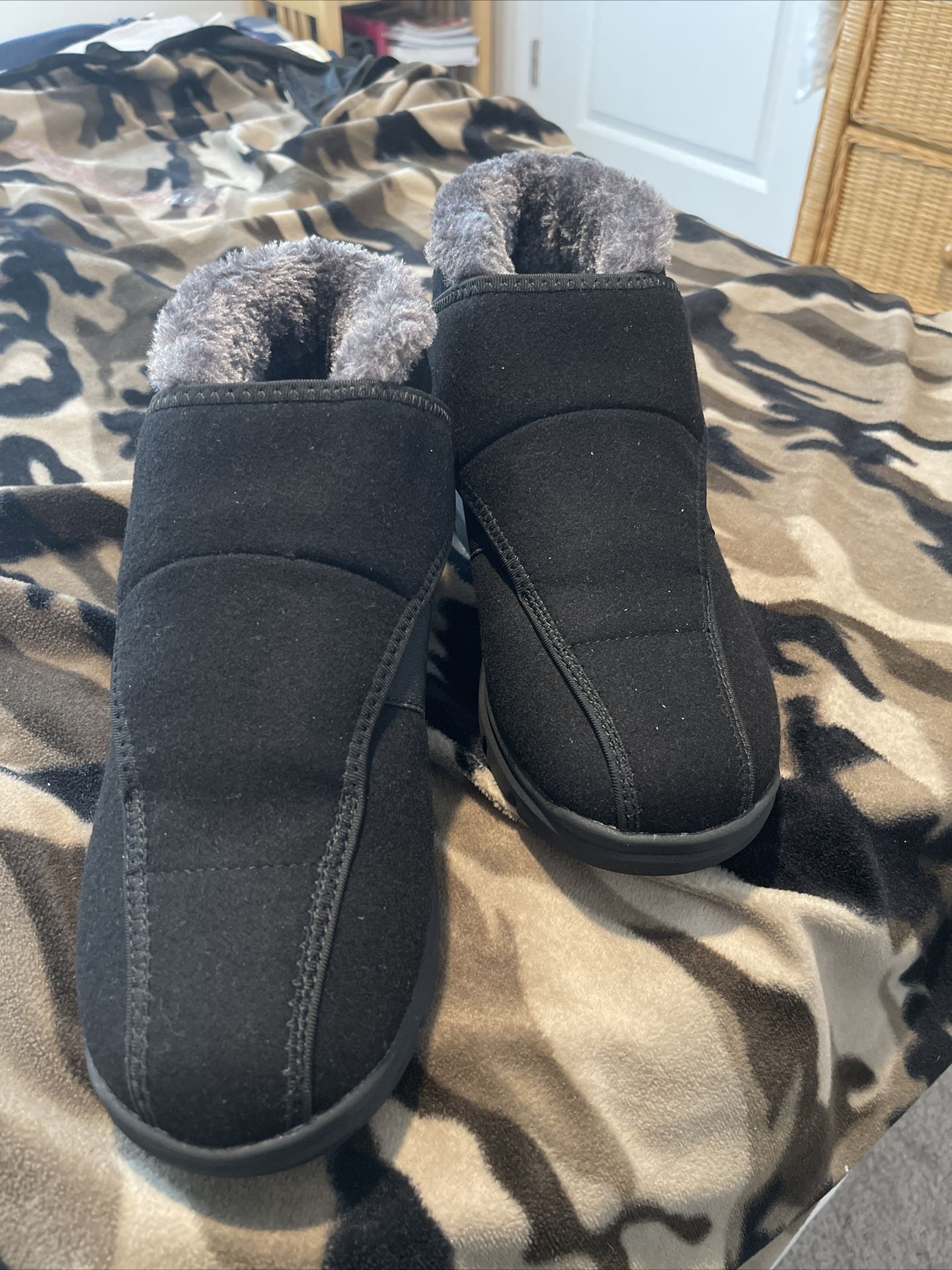 NWOT FitVille Women’s Size 10.5W Black Cloth & Gray Faux Fur Low Boots