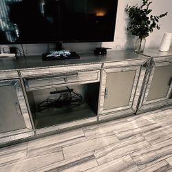 ✨ Silver Mirrored TV Stands (Set of 2) – Rooms To Go – Moving Sale! ✨ - $300 (Holiday)