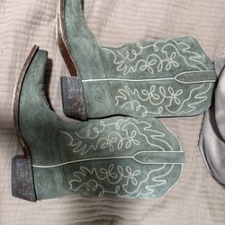 women’s ariat boots 9 