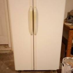 Frigidaire Refrigerator Side By Side 