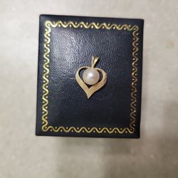 14 k gold pearl pendant.  Weight is 1.8 grams