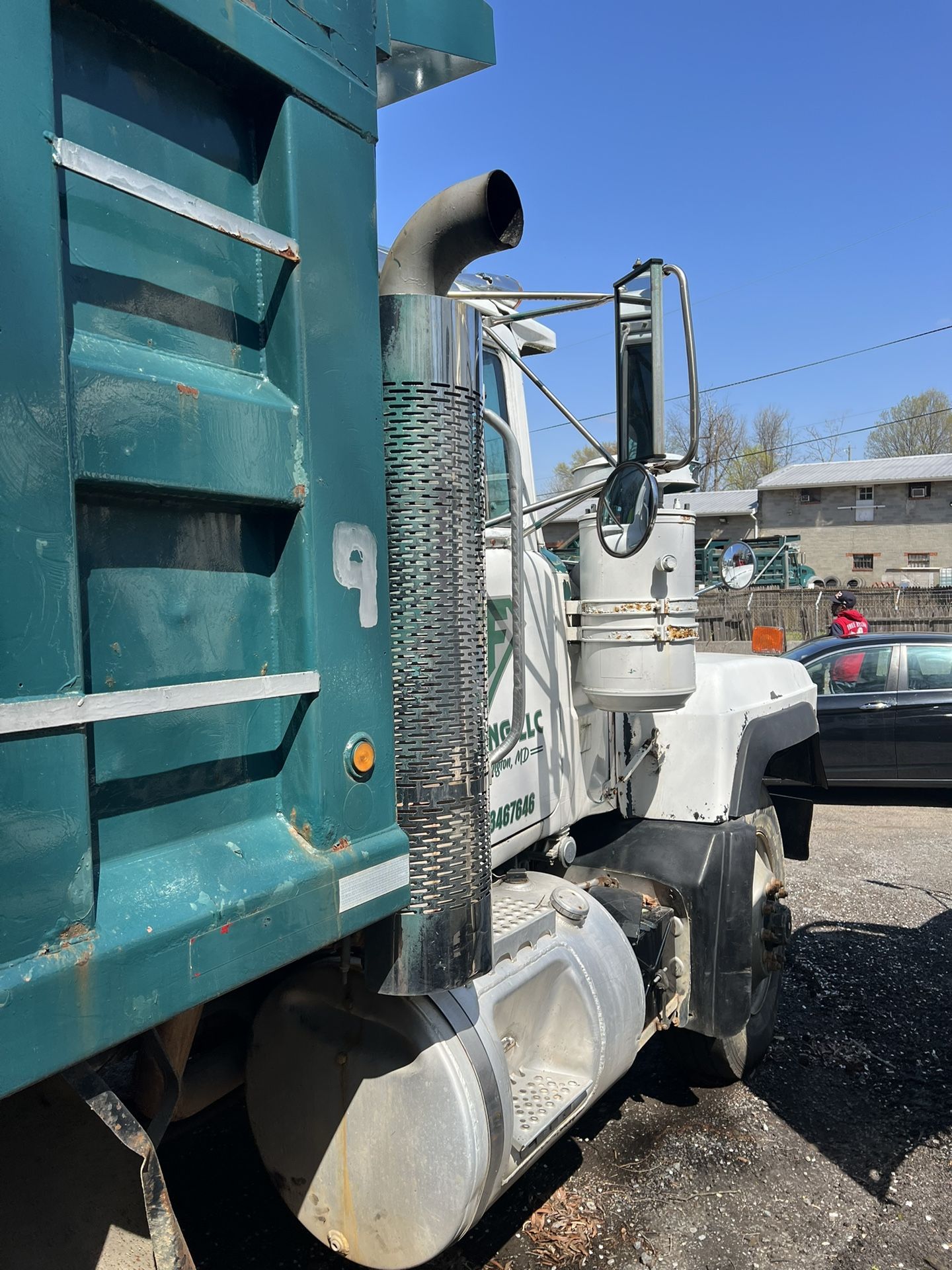 DUMP TRUCK