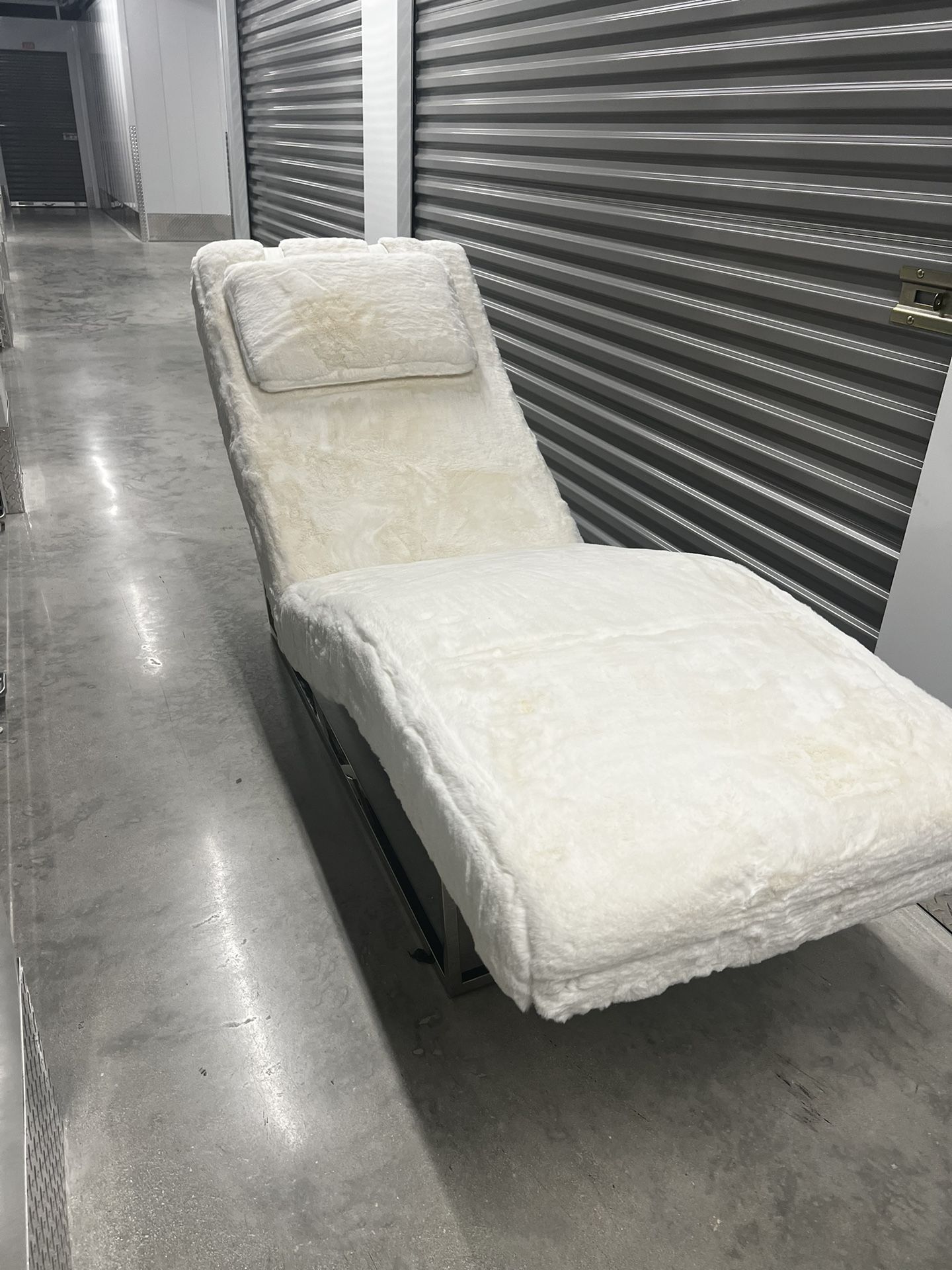 Indoor White Chaise Lounge Chair
