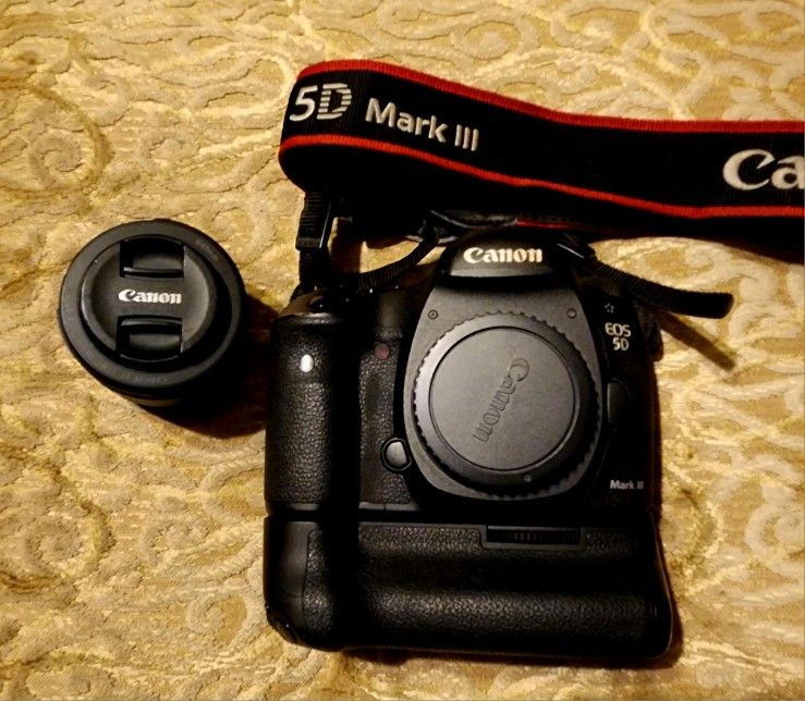 Used Canon EOS 5D Mark III 22.3 Megapixel Digital SLR Camera Body
with lens