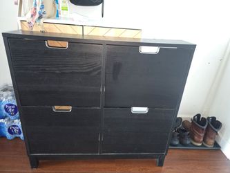 Shoe storage shelf