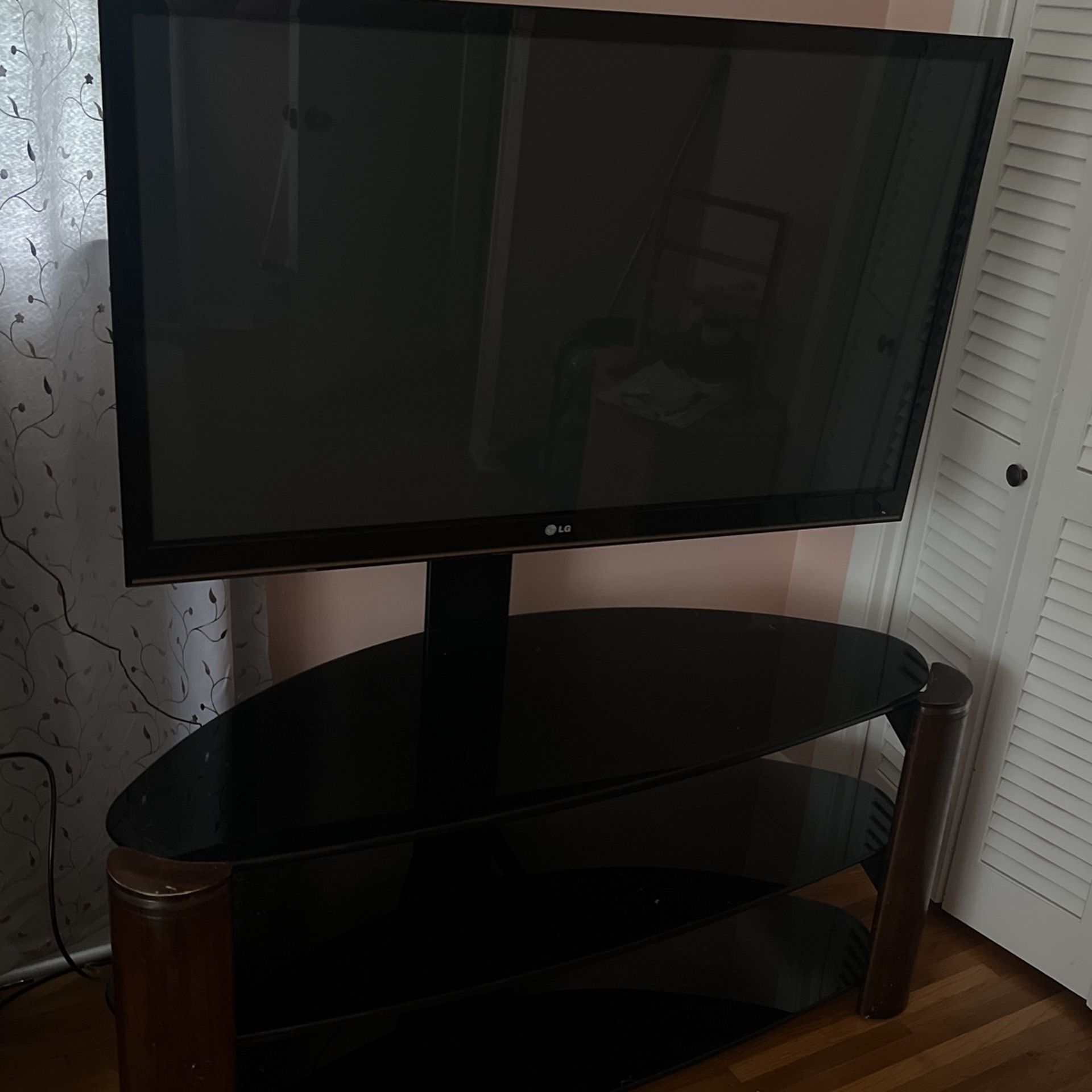 LG TV & TV STAND + YouTube/ Netflix DVD Player