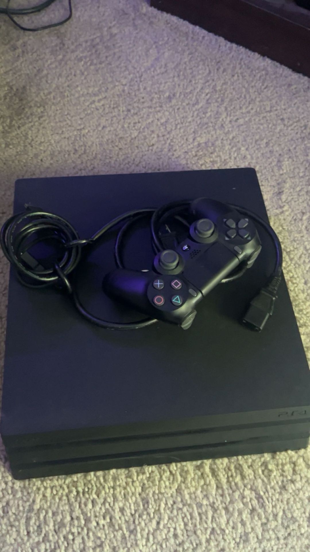 Ps4 Pro 1 TB including 1 Controller and Hitman the first season, and a hdmi cord