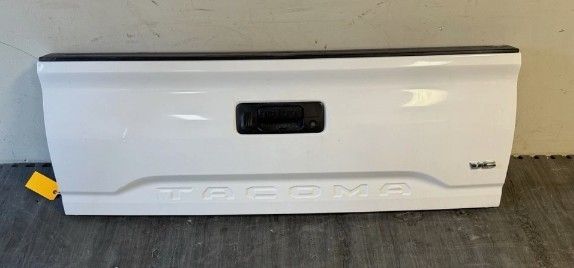 2022 Toyota Tacoma Tailgate White