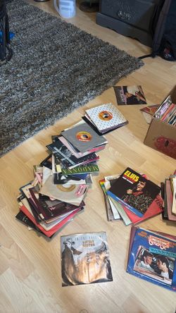 HUGE LOT OF VINTAGE 70s AND 80s  SINGLES WITH COVER ART.