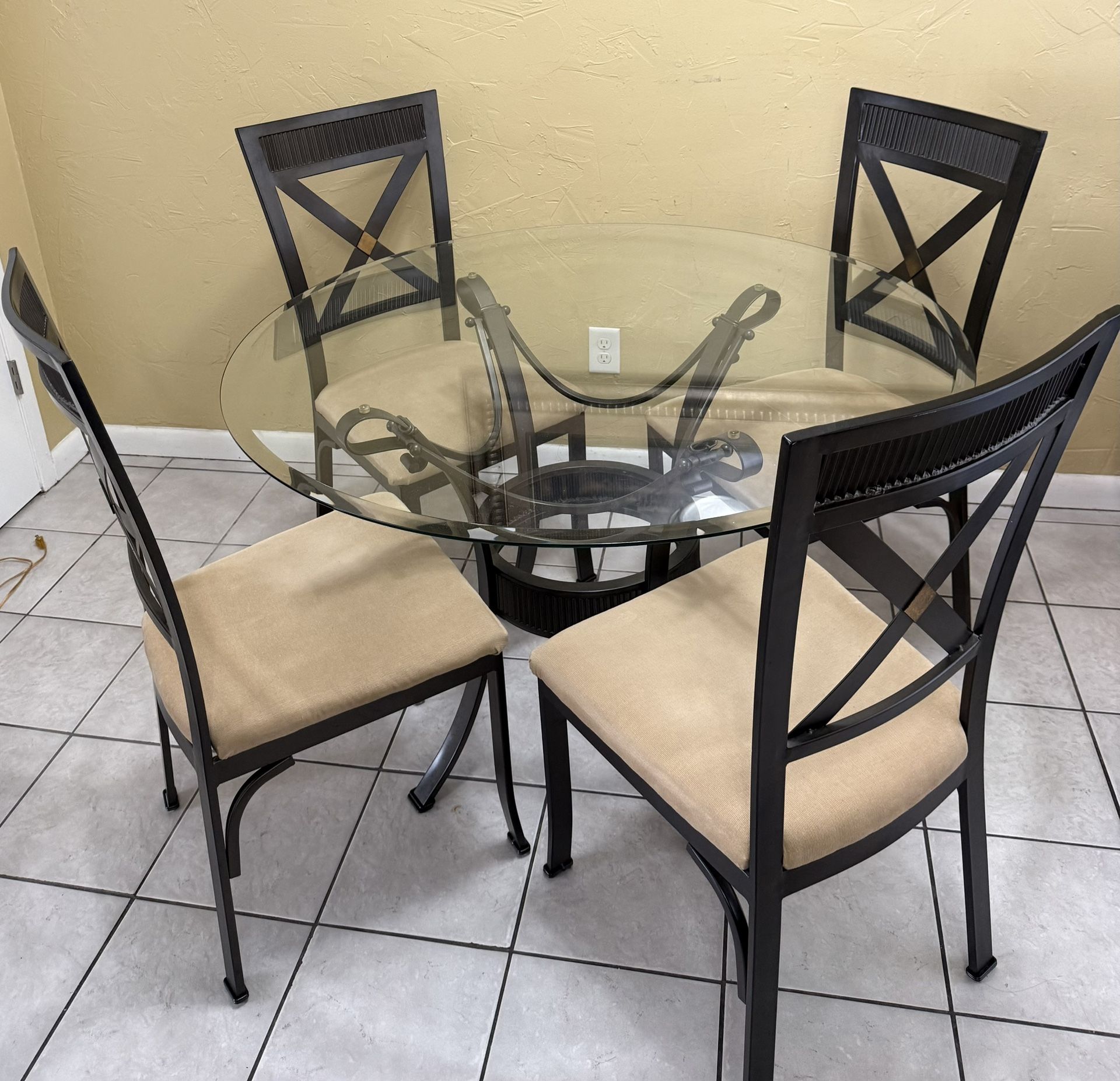 KITCHEN / DINING GLASS TABLE & CHAIRS