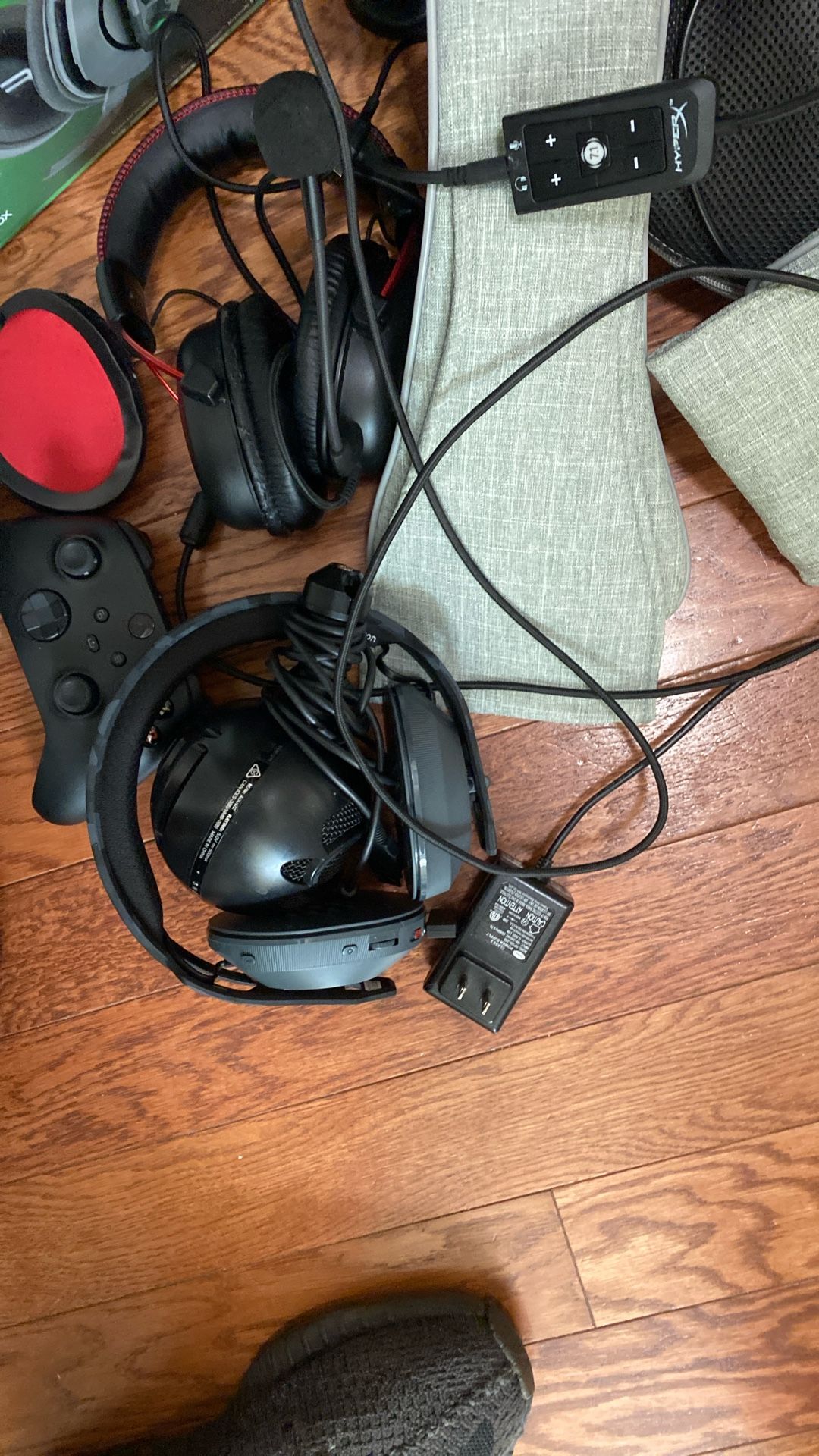 Hypwr x 2 headphones neckmassager and xbox conrroler
