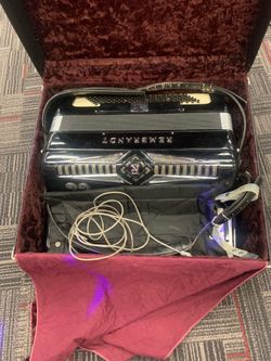 Borsini Rembrandt electric piano accordion,made in Italy 41 key 121 bass works fine