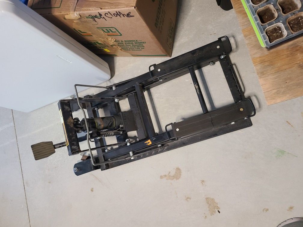 1,500 Lb Motorcycle Jack