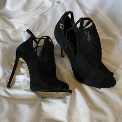 Black Velvet Guess Hight Heel Shoes.