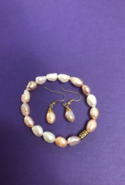 Freshwater pearl bracelet and earrings
