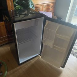 Mini Fridge Magic Chef