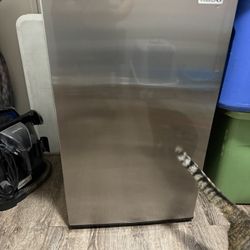 IGLOO MINI FRIDGE 