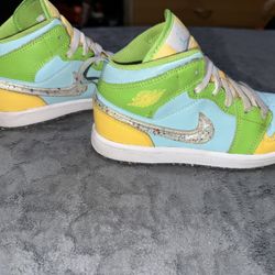 Jordan 1 Mid SE Size 2.5y