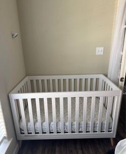Baby Crib Comes With Mattress and Sheets