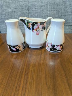 Vintage 80s/90s salt n pepper and creamer