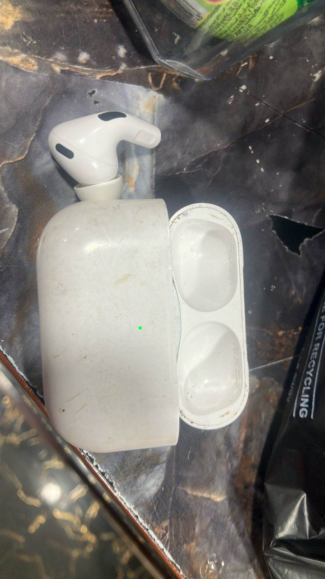 Air POD Pros  Let Side
