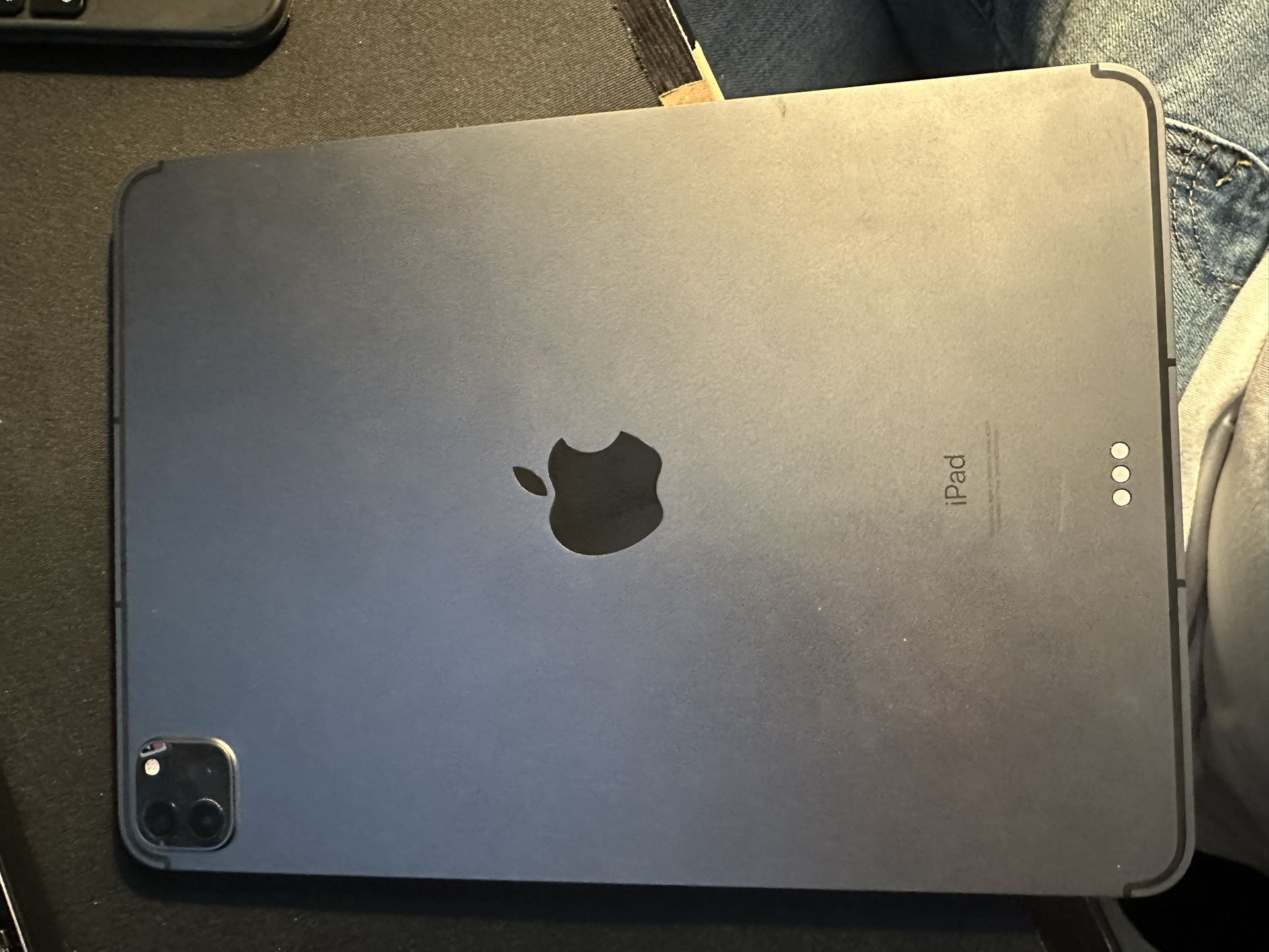 iPad 11Inch 3rd Generation W/ Keyboard And Pencil