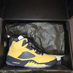Jordan 5 Michigan Size 9