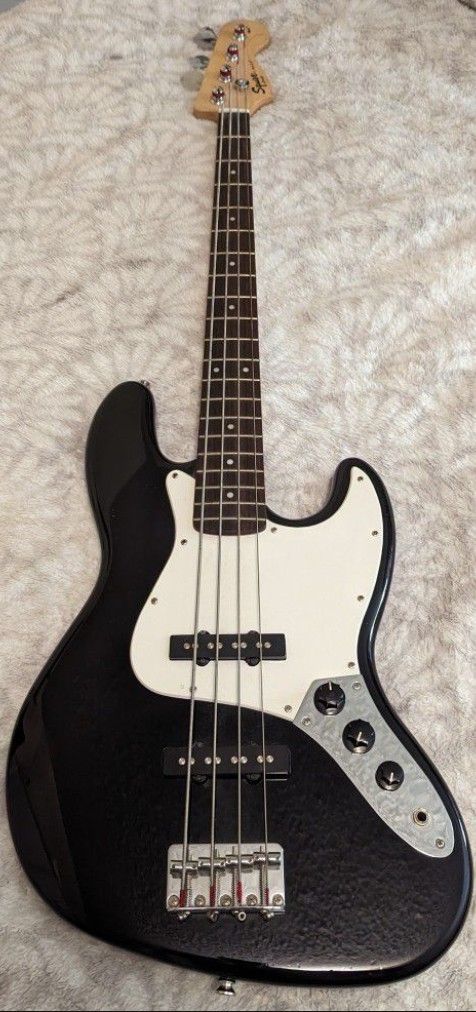 Fender Squire J Bass 4 String White On Black w/Bag In Perfect Condition