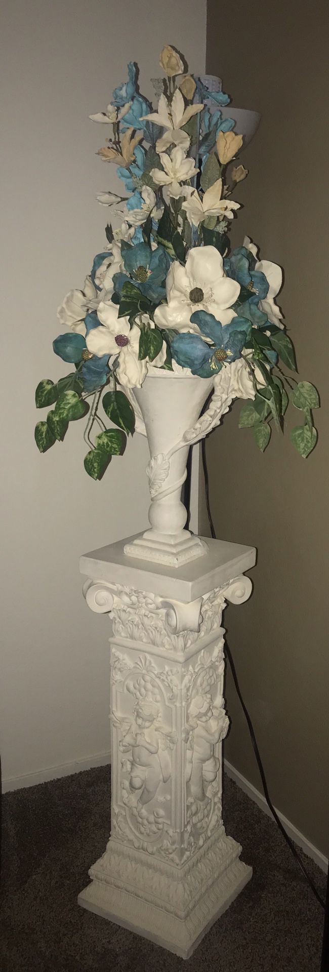 Flower vase with pillar stand