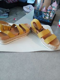 Universal threads platform strappy  faux  suede size 6