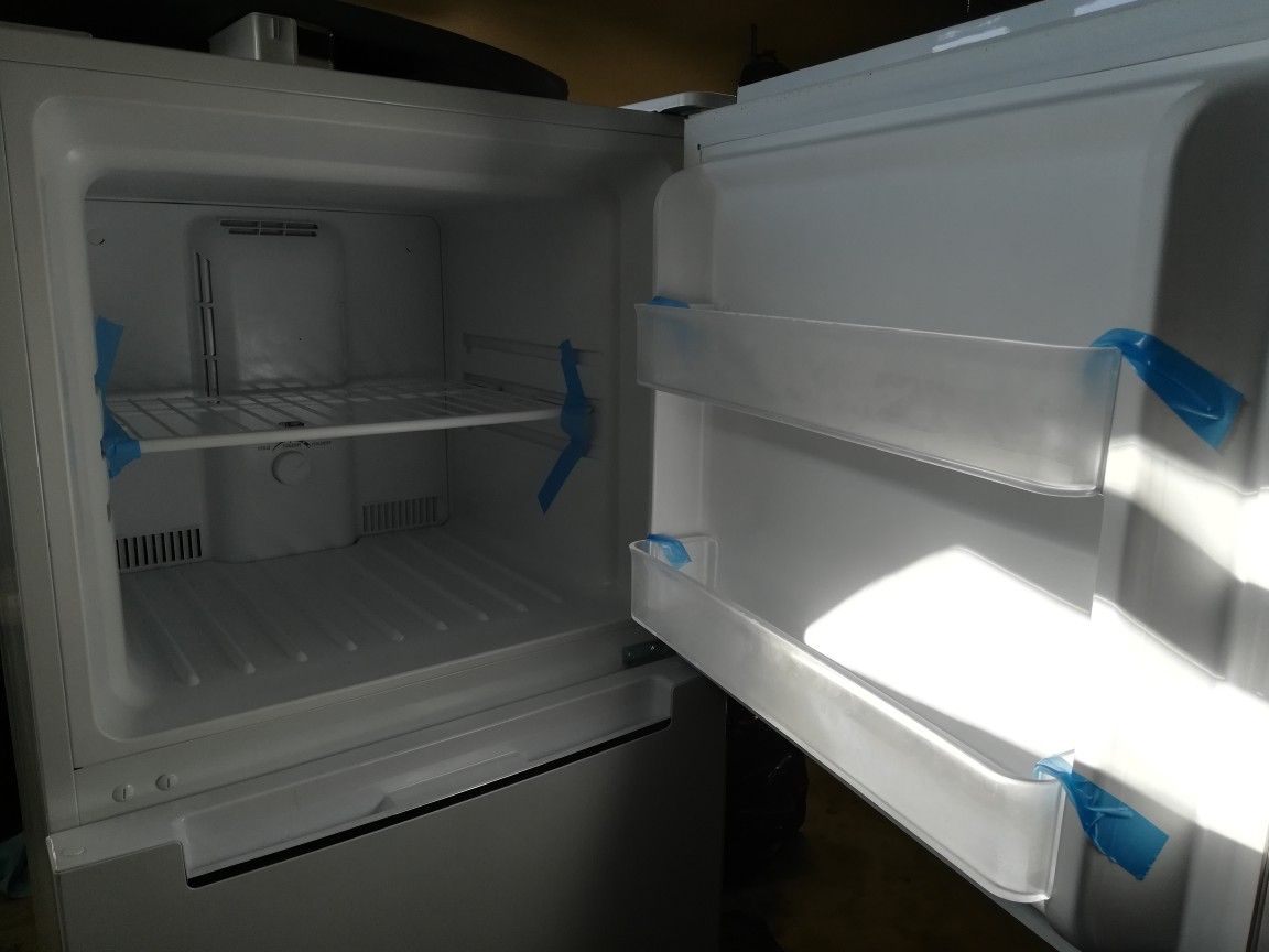 BRAND NEW Beer Fridge Magic Chef 10 Cu. Ft. Refrigerator, Plugged in