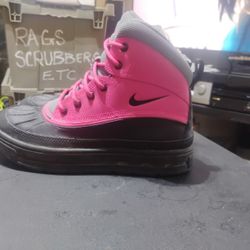 girls Woodside Nike boots size 4.5 y $40
