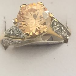 Beautiful 2 Tone Ring w/ - Sparkling Light Amber Color Stone 