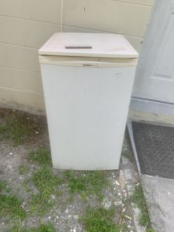 GoldStar White Mini Fridge