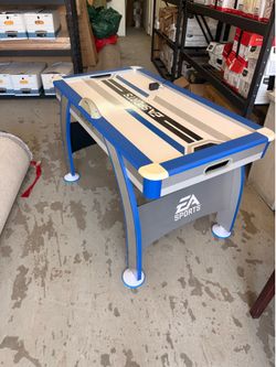 Air hockey table