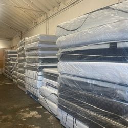 Queen Size Mattress Pillow Top 12"    New  Mattress In A Plastic Sealed 