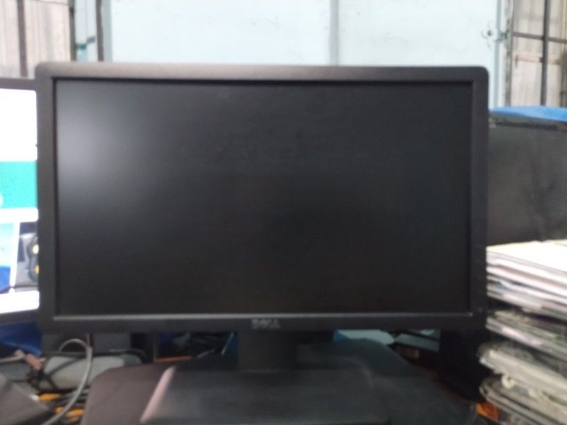 Dell 18.5 Inch Monitor - Excellent Bright Colors - Make Best Offer