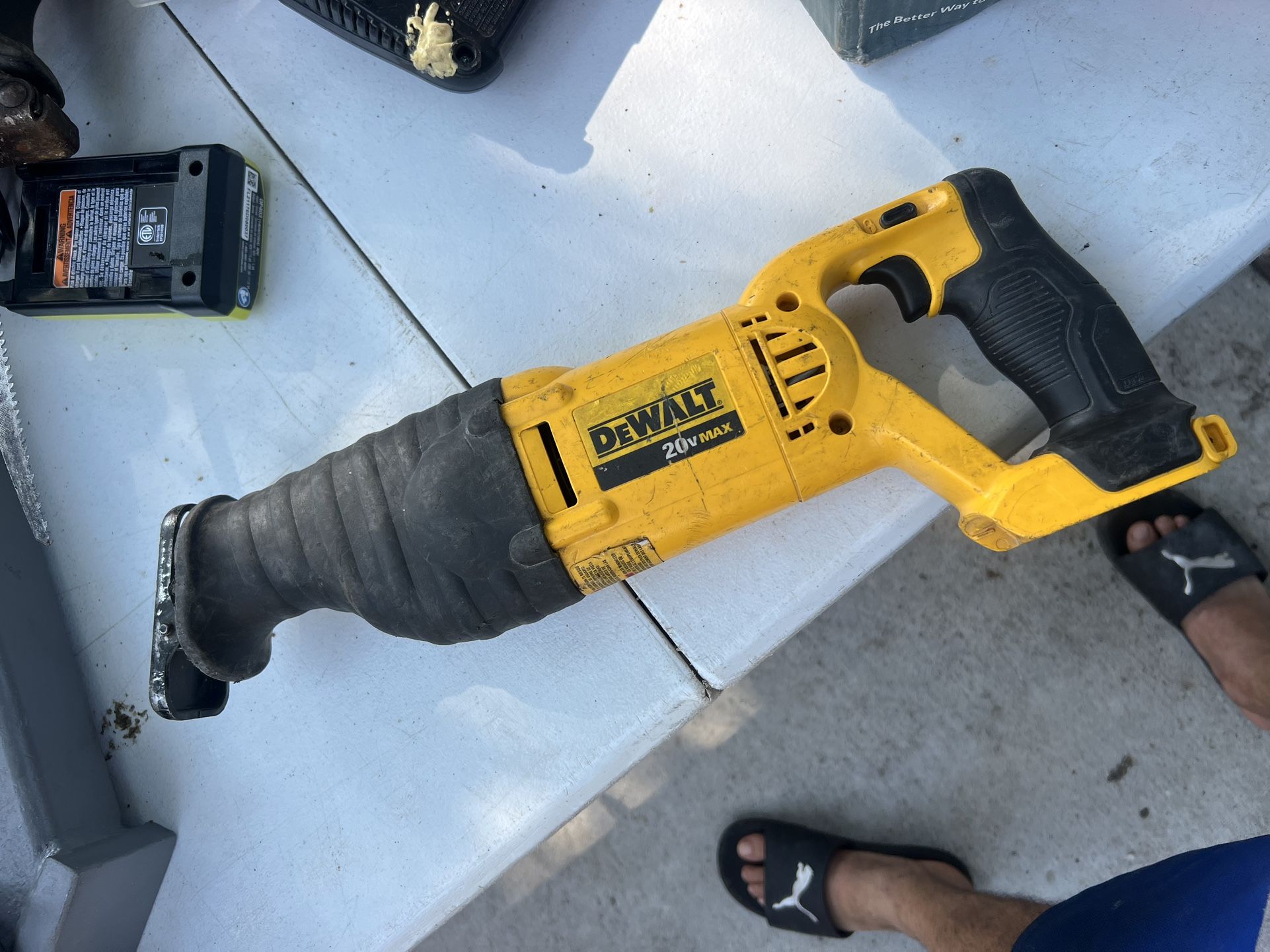 DCS381 variable speed reciprocating saw DEWAL CORDLESS