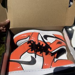 AIR JORDAN 1 MID SE (GS)