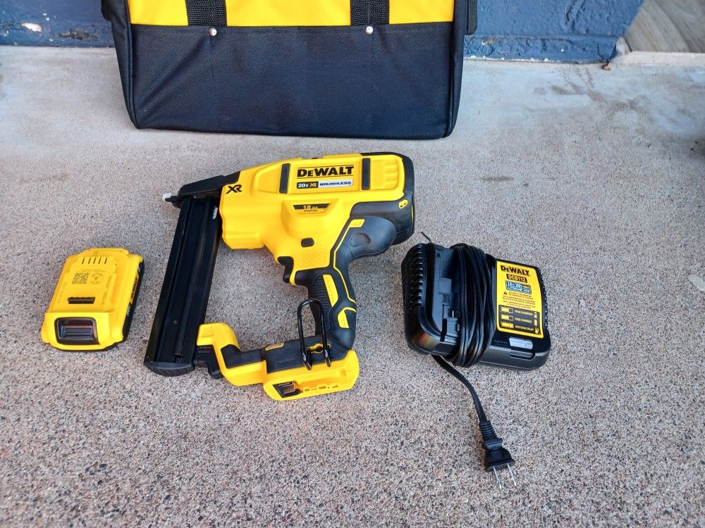 NARROW CROWN STAPLER DEWALT 