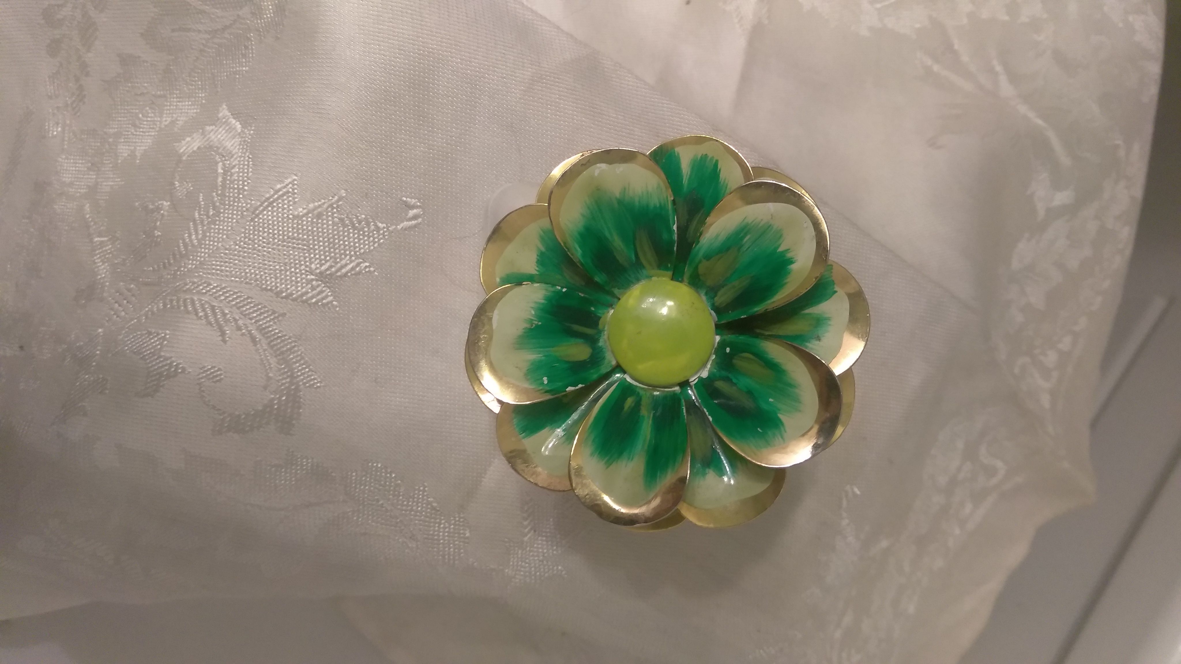 Fun flower brooch !
