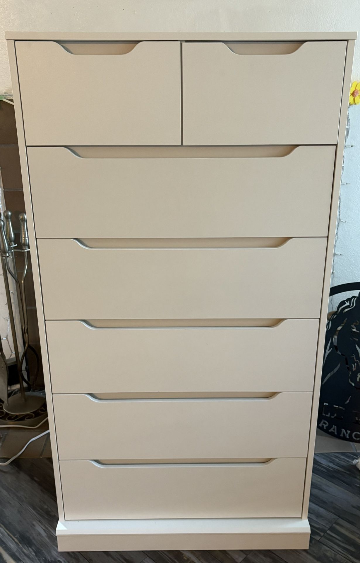 White Dresser/Chest of Drawers