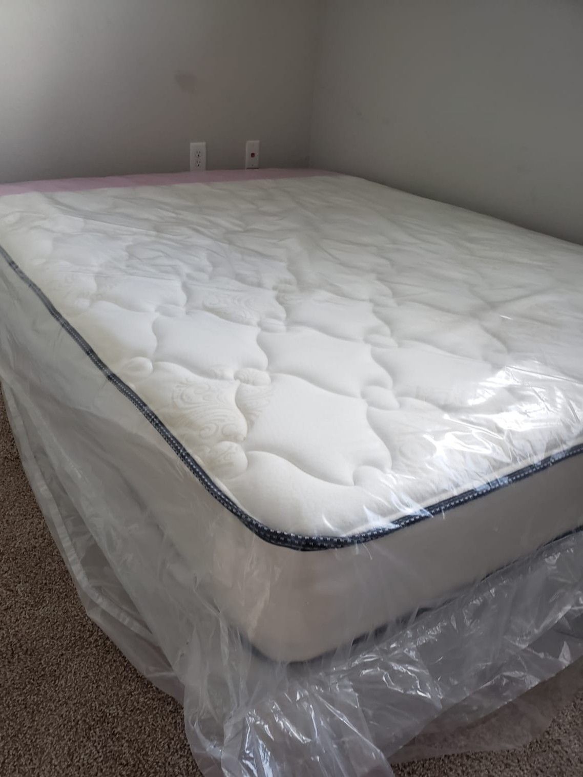 NEW QUEEN MATTRESS WITH BOX SPRING. Bed frame is not available. Take it home the same day 👍