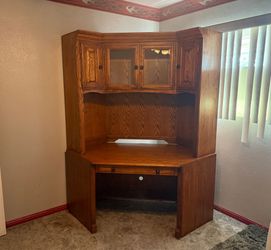DESK. Solid Oak Corner Desk with Hutch. Two peices. High quality.
Measurements: desk at widest part 68", desk depth 30 1/2", desk depth + space to wa